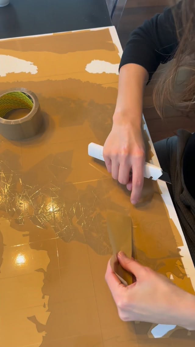 Juste du scotch… rien d’autre ! 🤎
.
Des couches et des couches de scotch, un peu d’huile de coude et beaucoup de temps et de patience !
.
Encore quelques petites heures de travail et il sera terminé !
.
J’ai hâte.
.
#artcontemporain #tapeart #paulinefillioux #collage #art