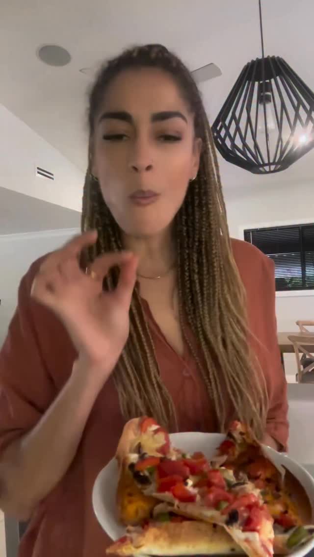 This viral tortilla quiche recipe is totally worth the hype 🤩🙌🏽
Easy to make, nutritious and so yum! 🤤
You’ll need:
1 tortilla wrap
2 eggs
Handful of chopped veggies
Handful of grated cheese
Salt & peper
1️⃣ Preheat oven 190c
2️⃣ In a baking dish, add your tortilla followed by eggs, veggies, cheese, salt & pepper
3️⃣ Bake for ~20mins
4️⃣ Slice and enjoooooy
I like to serve mine with a bit of ricotta cheese or cottage cheese for extra protein and creaminess.
SAVE for later & SHARE with someone you think should make this for you 😜