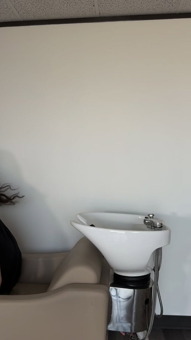 If your hair feels dry after shampooing, it’s not your styling—it’s your cleanse.
Moisturizing shampoos restore softness, improve elasticity, and keep the hair polished from wash to finish.
These are staples in my luxury hair routine for maintaining smooth, hydrated, touchable hair without heaviness.
✨ Linked on LTK for easy shopping
#MoisturizingShampoo #LuxuryHair #HairCareRoutine #SilkPressSeason #HydratedHair ProfessionalStylist