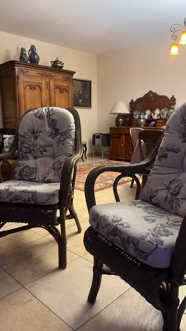 Changement de couverture des coussins pour cette paire de fauteuil osier . La cliente souhaitait reprendre le tissu de ses rideaux . Les clients sont ravis de retrouver leurs fauteuils fétiches . #tapissier #artisanatfrancais #coussins #osiervintage #artisanatdart