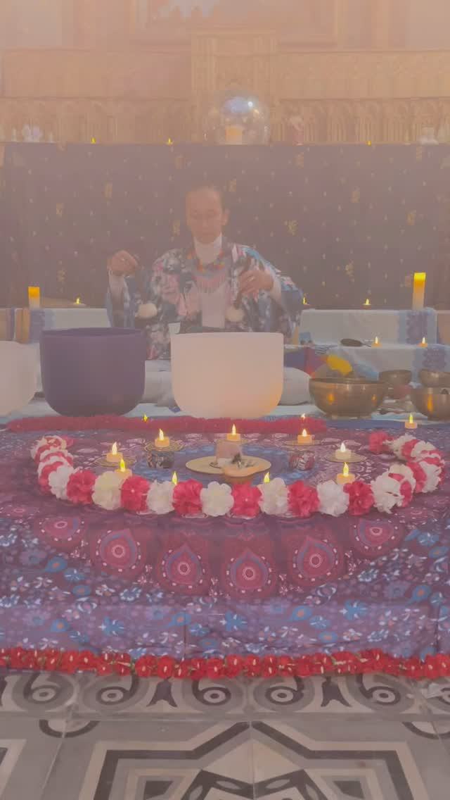 J'ai eu la chance et l'honneur d'offrir deux bains sonores, healing sound et un cercle de femmes , dans un ancien couvent en plein coeur de Marseille il y a 15 jours inviter par le collectif de femmes @sista4good qui impactent et s'engagent pour un monde meilleur toutes ensembles, unies! Crée par une de mes sœurs de sang @daphnecharveriat et @dalilah
le lieu @bienvenuechezmarthe est un espace qui vient d'ouvrir et qui va acceuillir 30 femmes avec des enfants qui sont à la rue et propose de nombreuses possibilités sur place pour toutes et tous!
il y a un atelier de bricolage,
un atelier céramique, une salle de couture, une salle de co working, une cantine solidaire ..
Une boutique gratuite, remplie de vêtements et d'autres effets destinés aux femmes qui logeront dans cette espace.
Ce lieu est porté par plusieurs associations locales, réhabilitants des espaces vacants, afin d'en faire profiter au plus grand nombre ⭐️
un très beau programme, il est organisé avec de nombreux activités, qui seront ouvertes à toutes et tous… Contacter bienvenue chez marthe, et sista4 good pour plus d'informations sur le programme et sur ce que vous pourriez y organiser…
Le principe est que tout activité offerte sur place payante ou gratuite sera ouverte à toutes les femmes, loge dans l'espace de façon gratuite.
J'y retournerai en mai pour une retraite de de yoga, méditation, excursion dans la ville et dans les calanques et plein d'autres activités…
Dates à venir…
Prochain bain ou sieste sonore
le 14 février de 15 heures à 17h
sur le thème de l'amour universelle !
Événement à Paris XVIIIe dans une très belle maison.
40€ réservation obligatoire ! Place limité à 12 !