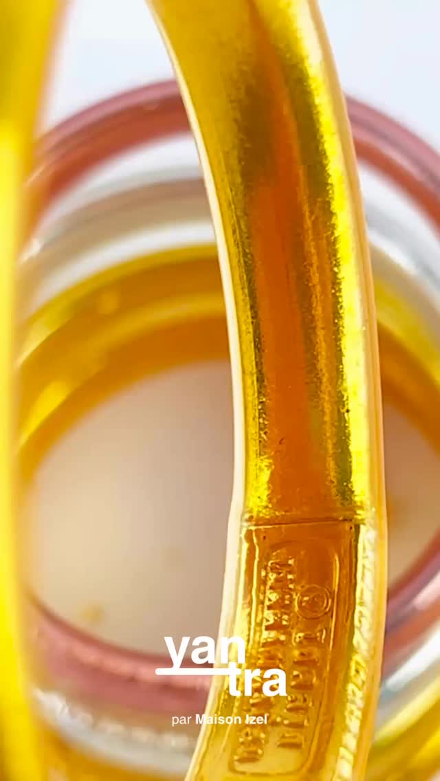 ✨ Le bracelet YANTRA, bien plus qu’un bijou, une protection sacrée ✨
Un modèle inédit qui allie tradition, protection et raffinement.
💫 Plat et discret, il se distingue par son connecteur unique :
• D’un côté, un mantra sacré, porteur d’amour bienveillant et de prospérité.
• De l’autre, un yantra ancestral, symbole spirituel et bouclier énergétique issu des traditions bouddhistes thaïlandaises.
Comme tous nos bijoux bouddhistes, le bracelet yantra est :
🌿 rempli de feuilles d’or et d’huile sacrée
🪷 fabriqué à la main avec soin
🙏 béni par les moines en thaïlande
💧 léger, résistant à l’eau et silencieux.
#maisonizel #yantra #bijouxbouddhistes #spiritualité #protection énergiepositive rituelspirituel bijouunique faitmain bénédiction thaïlande