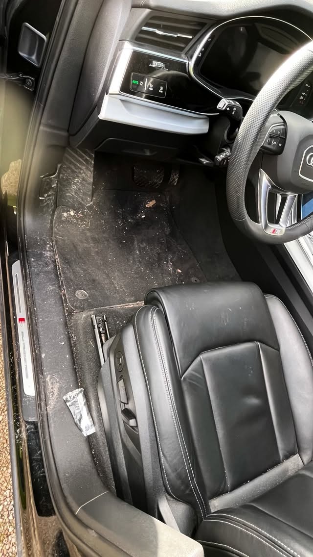 Audi RSQ7 : un monstre… mais l’intérieur doit rester au niveau.
Prestation express intérieur : aspiration complète, plastiques et zones de contact nettoyés, vitres intérieures, finitions propres. Résultat net, rapide, efficace.
Réservation en MP ou sur www.ironclean.fr
#AudiRSQ7 #Audi #DetailingExpress #IronClean #NettoyageIntérieur