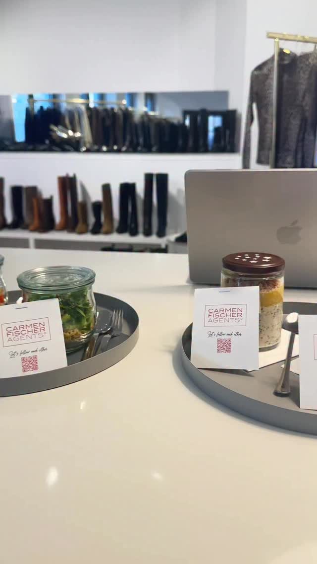 Guten Morgen aus Düsseldorf ☕️🤎
Pina & Gianna von Noi, Krefeld haben uns heute besucht und direkt ihre gute Laune gespreadet.
Ich liebe eure Energie die ihr jedes Mal mitbringt und wie viel Freude in so einem Termin steckt. Danke von Herzen für euren Besuch ich habe mich riesig gefreut.
Liebste Grüße und habt einen richtig schönen Tag ich freu mich auf alles was diese Saison noch bringt
Eure Carmen 🤎
—————————
Willkommen bei Carmen Fischer Agents,
Wir sind eure Vertriebsagentur für Mode, Schmuck, Accessoires und Schuhe, mitten im wunderschönen Lorettoviertel von Düsseldorf.
In unserem Showroom treffen Trends auf angesagte Styles. Hier präsentieren wir die neuesten Fashion Kollektionen, trendigen Schmuck und inspirierende Marken.
Unser Fokus liegt darauf, innovative Labels mit Händlern und Einkäufern zu vernetzen und spannende Kollektionen erlebbar zu machen.
📍Standort: Düsseldorf
👗Kategorien: Fashion,Schmuck,Accessoires,Schuhe
🤝Ansprechpartner: Händler & Einkäufer
Entdeckt mit uns die aktuellsten Modetrends und besonderen Highlights. Meldet euch gerne für weitere Infos oder bucht euren Termin direkt mit dem Link in unserer Bio.
—————————
#modeagentur #carmenfischeragents