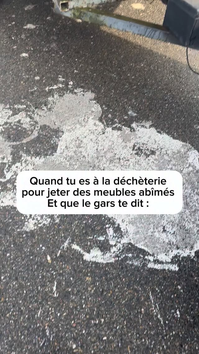 La déchèterie, parlons-en…
Parce que sur le papier, le recyclage, la revalorisation, le don… c’est canon.
Dans la vraie vie ? C’est parfois une autre histoire 😅
👉 Pas de place dans la benne à meubles
👉 Le papier refusé parce qu’il y a trop de vent 🌬️
👉 Le recyclage “textile” fermé une fois sur deux
👉 Les partenariats avec les assos uniquement certains jours, à certaines heures (et pas quand toi tu peux, évidemment)
👉 Sans oublier la queue… Oui oui, à Lyon, 35 minutes avant d’atteindre les bennes parfois
Et pendant ce temps-là :
🚚 Toi, tu viens avec ta remorque (passages comptés, bien sûr)
🚛 D’autres louent carrément un camion… pour s’entendre dire “non pas de place aux meubles »à l’arrivée
👉 Bienvenue en enfer 😵💫
Et pourtant…
✨ Je reste zen
✨ Je continue d’y croire
✨ Je ne lâche rien
Parce que la revalorisation a du sens, parce que jeter par facilité n’est pas une option pour moi, même quand le système ne nous aide clairement pas.
Alors oui, parfois c’est décourageant.
Oui, parfois on a envie de hurler sur les petits homme en orange un peu bornés
Mais je continue. Pour mes clientes. Pour les objets. Pour la planète. 💪🌍
👉 Et toi, dis-moi :
Team zen respiration ou team cri intérieur silencieux à la déchèterie ?
Sandra
@homeorganiserbysandra
#vraievie #homeorganiser #recyclage #revalorisation #homeorganizerlyon #déchèterie#jeneLâcheRien 💥
#homeorganiserlyon