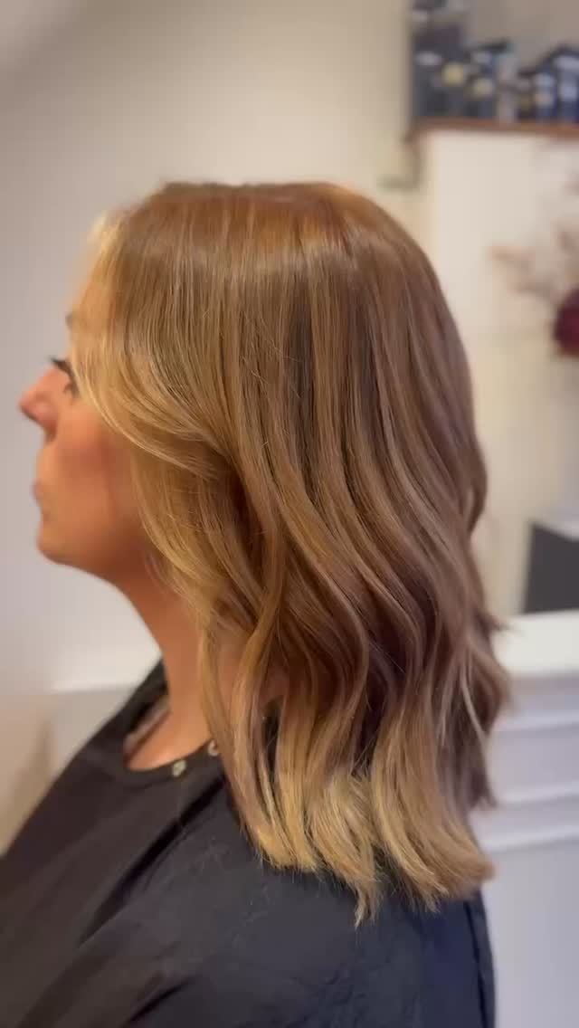 Golden hues 🧡 the perfect transformation Katie’s client wanted a new look - we kept it light round that face frame so she didn’t feel it was too drastic and dense, with panels of light throughout so it wasn’t an all over colour. Adding a rich golden copper hue..
Now what a compliment to her skin tone, the perfect match!
Stylist - Katie
#copperhaircolor #copperhair #strawberryblonde #richhair #wella