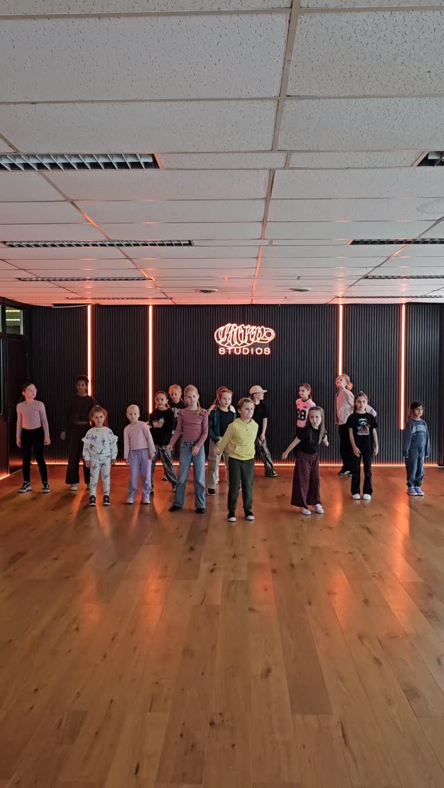 Happy Sunday☕️
.
HipHop Kids Beginners @maddancerrr
Woensdag 16:30 uur @jalysvgaalen
Zaterdag 10:00 uur
.
Deze leuke les is van @jalysvgaalen
.
#fijnweekend #danslessen #dansschool #Zoetermeer #kicknfamily
