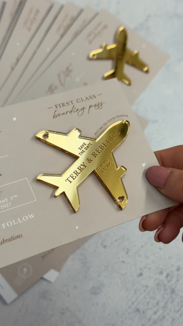 ✨ Beige & gold save the dates with magnetic planes✨
A keepsake your wedding guests will treasure on their fridge long after your big day
Click link in bio to purchase save the dates 💌
#destinationwedding #destinationweddinginspiration #savethedates #acrylicweddinginvitation #boardingpassinvitation