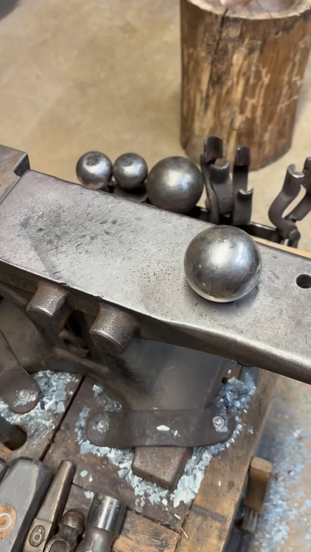 I wish we could hammer out texture at this speed 🔨 💨 we make all of our items individually, by hand.
Here we are adding texture to a cream scoop which would be great for skimming cream off of milk, serving gravy, scooping out batter do pancakes, amount many other uses.
#madeintheusa #carbonsteel #copper #handmade de
