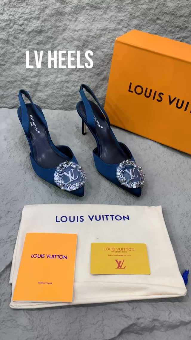 This pair. Every outfit. 🔥
600 AED | 60 OMR
Sizes 36–41
Tap to shop ✨
www.amirashop.net