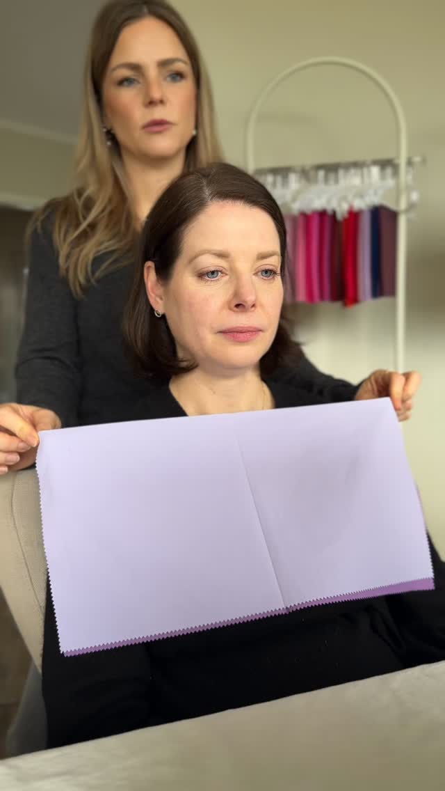 Blau-Lila. Ultraviolett.💜 gar nicht so einfach die Farben dennoch so toll an so vielen Farbtypen
klare Haut, strahlende Augen
💜
✨ Die Haut wirkt klarer
✨ Die Augen bekommen Tiefe
✨ Der gesamte Ausdruck wird ruhiger und edler #Farbberatung #colourcoaching