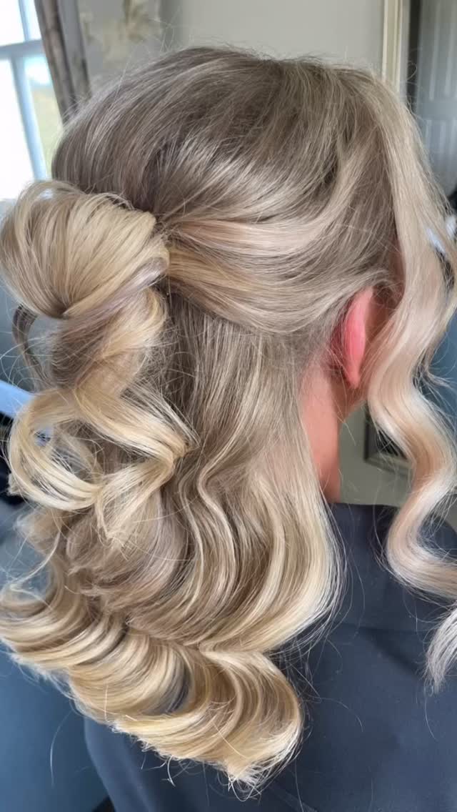 Classy, sexy and stylish. There’s definitely something to be said for a dress that fits like a dream. We did a soft Hollywood wave with a knot style bun to create a half up half down style that’s set to be big this season
#bridalhairstylist #weddinghairinspo #leicesterweddinghair #weddinghairleicestershire #northamptonweddinghair