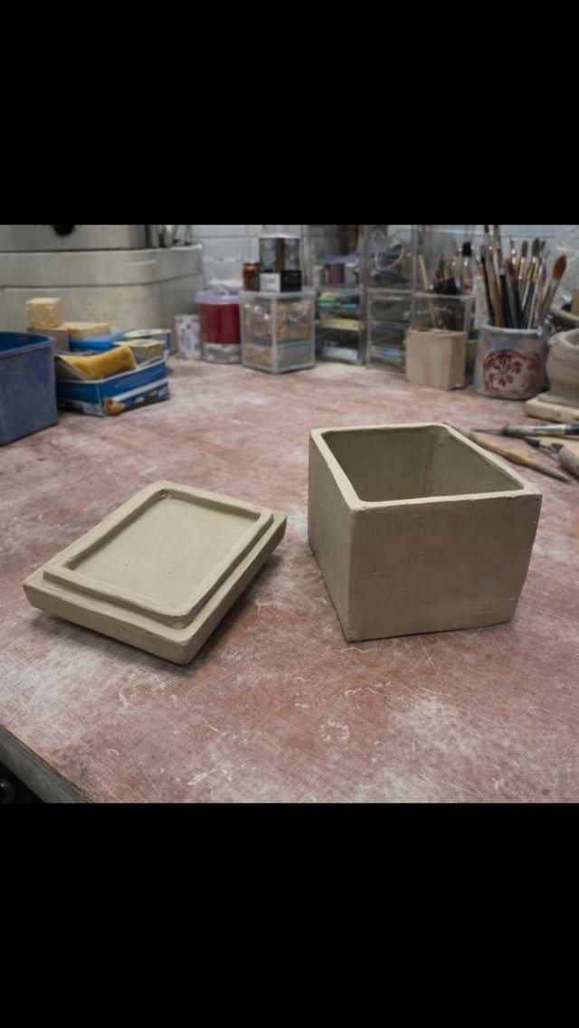 You asked for a lid tutorial and here it is! The gallery lid is just one of many ways to make a lid for a box or a jar. If you can make a slab built mug, you can make this gallery lid! #handbuiltceramics #slabbuiltceramics #tutorial #handbuiltceramics #handbuiltpottery