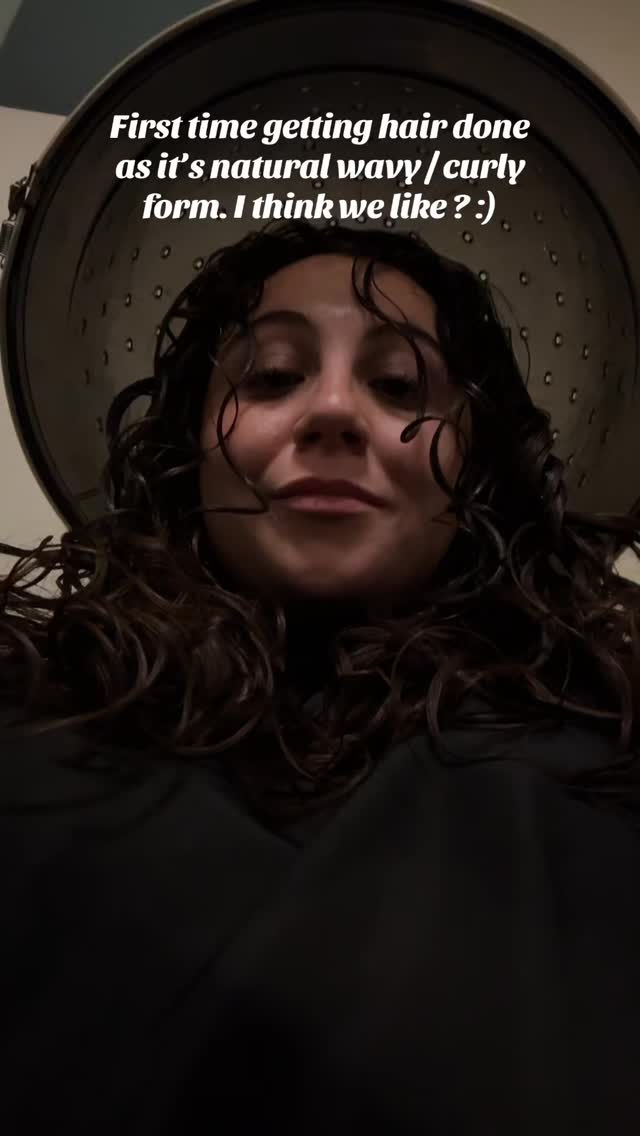 wavy? curly? an awkward in between.?! maybe.. but I had my first curl wash and style ever in my life. Potentially awakening something to me that I never thought to pursue, because sports and life always had me throwing my hair in a braid or a bun :) but I love it.. tehehhe catch me exploring this journey!!
#hairtok #wavyhair #curlyhair #firsttimer #explorepageâ¨