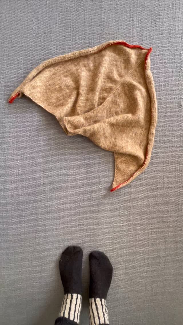 Fertig ist mein #umascarf von @petiteknit ✨
Gestrickt aus einem Garn, das im Frühling bei mir einziehen darf, und einem Rest meiner neuen roten Mütze – perfektes Match ❤️
Ausserdem ist dieses Projekt einfach eine kleine Spielwiese für Materialkombinationen.
Super zum entspannten Durchstricken und der beste Beweis dafür, was Blocken am Ende nochmal rausholen kann… 😍🧶
#petiteknit #umascarf #knittingaddict #strickenmachtglücklich handmade knitwear blocken strickprojekt wipfinished slowfashion