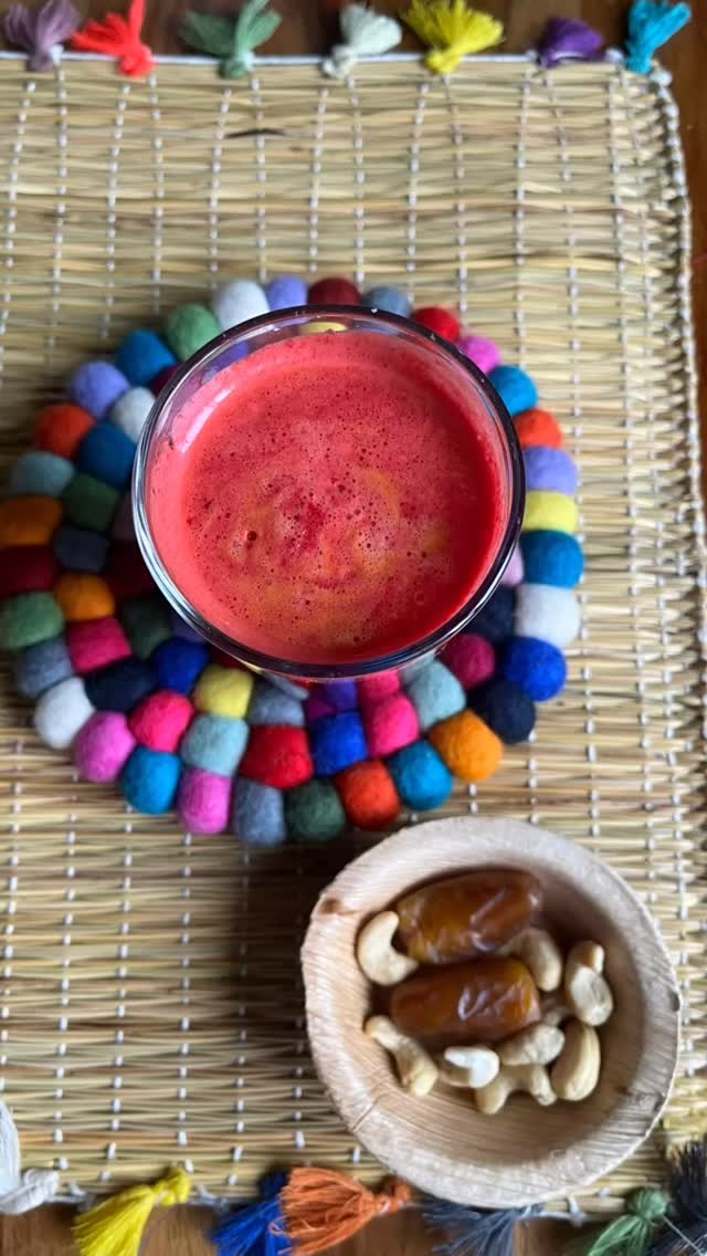 pour booster mes défenses immunitaires, reprendre des couleurs avec le bêta carotène , soigner mon cœur avec les pommes
je me suis fait un bon jus ce matin :
J'ai mis :
Deux betteraves crues
Quatre carottes bio
Deux grosses pommes bio
Une orange bio ou une clémentine
J'ai mis tout ça dans mon extracteur de jus.
vous pouvez rajouter en option un peu de gingembre frais et ou du curcuma frais… Qui sont des anti-inflammatoires et des booster d'énergie en cette période où nous sommes un peu affaibli sans soleil.
J'ai mangé à côté deux dates, quelques noix de cajou et quelques noix françaises qui sont des protéines végétales.
Avec le reste des légumes et des fruits de mon extracteur, j'ai mélangé les fibres avec un peu de farine et un œuf et j'en ai fait des petites galettes Vegetales que je mangerais pour le déjeuner avec une salade d'endives.
Manger seulement vous devenez ce que vous mangez.
Comme disait Hippocrate, votre première Medecine et votre nourriture
#tecettefacile #recettejusdetox #abcjuice #jusdefruitsetlégumefrais #petitdéjeuner #petitdejeunerhealthy .