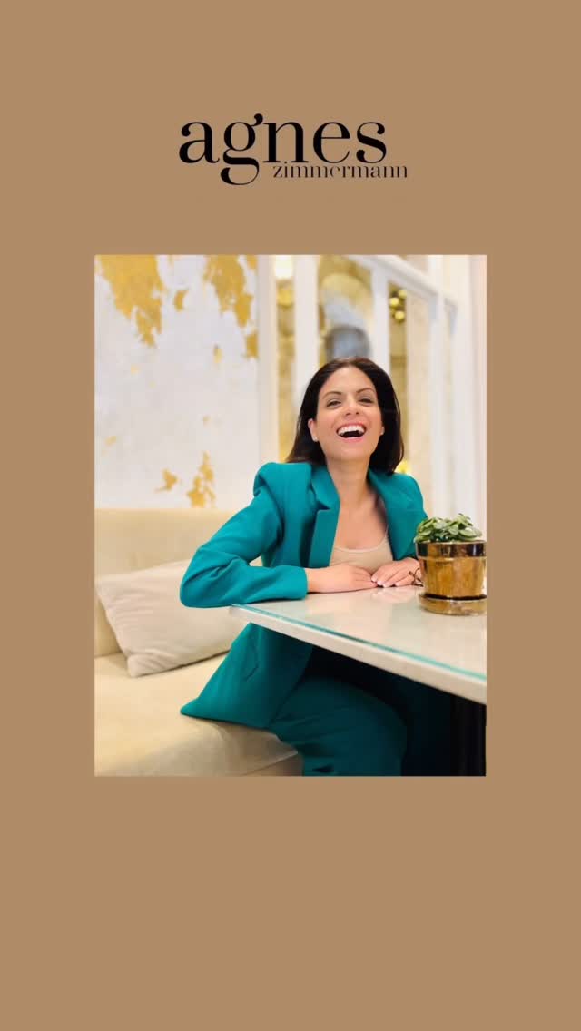 Moderation mit Gefühl für
Menschen und Momente
Gute Moderation
beginnt mit Zuhören.
Mit dem Gespür für
Menschen, Situationen und
die Stimmung im Raum.
Genau dort setze ich an.
Ich moderiere
authentisch, empathisch und
aufmerksam –
auf der Bühne, auf der Messe,
bei Pressekonferenzen oder
im Studio.
Mir ist wichtig,
dass sich alle gesehen fühlen und
eine entspannte,
sichere Atmosphäre entsteht.
Eine, in der Gespräche fließen dürfen,
in der Lachen Platz hat und
Inhalte lebendig werden.
Meine Moderation bewegt sich
in ganz unterschiedlichen
Themenwelten und Formaten:
Auto- & Fahrzeugpräsentationen
Modenschauen & Showformate
Messemoderation (themenübergreifend)
Talks, Interviews,
Quiz - Gesprächsformate
Produktpräsentationen & Teleshopping
Awards, Preisverleihungen & Ehrungen
Sommerfeste & Jubiläen
Imagefilme & Unternehmensformate
Ob emotional, informativ oder
unterhaltsam –
entscheidend ist immer der Moment
und die Menschen darin.
Ob emotional, informativ oder
unterhaltsam –
entscheidend ist immer der Moment
und die Menschen darin.
Ich liebe es,
Stimmungen aufzunehmen,
Dynamiken zu spüren und
dem Publikum ebenso
wie den Menschen
auf der Bühne oder
vor der Kamera
ein gutes Gefühl zu geben.