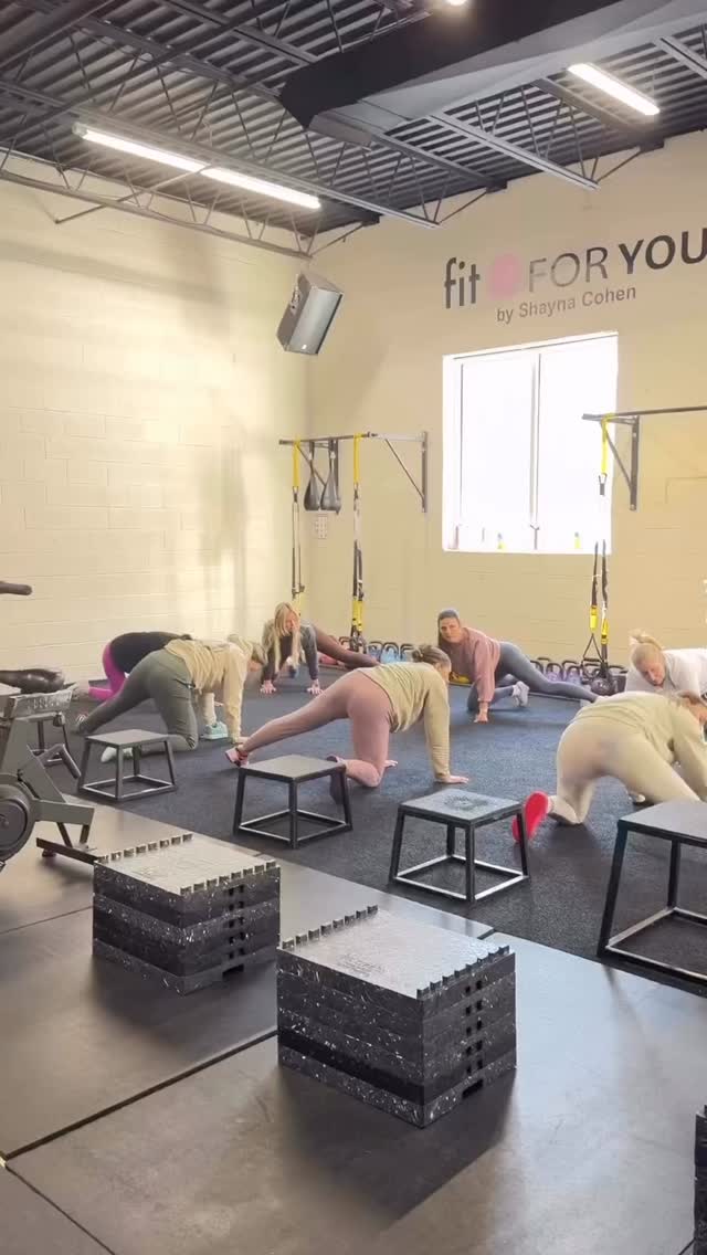 At Fit For You, training follows a structured, integrated method.
Each week includes 6 full-body sessions that are programmed to work together over a 4-week phase, so strength, capacity, and recovery are all supported.
💪 Strength days (Mon/Wed/Fri) focus on push, pull, and push + pull with untimed rest to build muscle, strength, and resilience.
⚡ Timed strength + capacity days (Tue/Thu/Sat) use strength-based movements with timed work and rest to build cardiovascular capacity, endurance, and improve recovery ability while reinforcing good form.
The sessions rotate throughout the week, which means no single day is “make or break.”
Whether you train a few days a week or more often, you’re still benefiting from a balanced, intentional program.
👉 Request a fee trial session… link in bio. #avonct #avon #simsburyct #womensonlygym #womensstrengthtraining