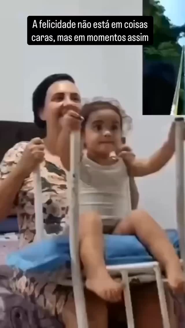 🎢💛 A felicidade está nas pequenas coisas
Sem parque de diversões, sem fila, sem ingresso.
Só uma cadeira, imaginação… e uma mãe transformando um momento simples em pura alegria. 😄✨
Às vezes, as melhores memórias nascem nas brincadeiras mais simples do dia a dia. 💫
👉 Marque alguém que também valoriza esses pequenos grandes momentos.