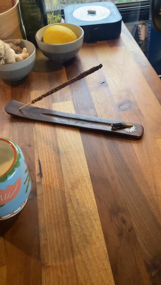 Something I love to do on Sunday mornings is play @fipradio and today especially so. It gave me the most beautiful soundtrack to prepare the cacao for this evening's singing circle.
I invite you to watch the video and enjoy the images and music in their simplicity. No talking. No text. Just experience.
Singing circle this evening with myself and @niclionello at Cliffe Hall, Lewes at 6.30pm. Spaces still available. Link in bio.
Aho
#love #spirituality #heart #singing #cacao