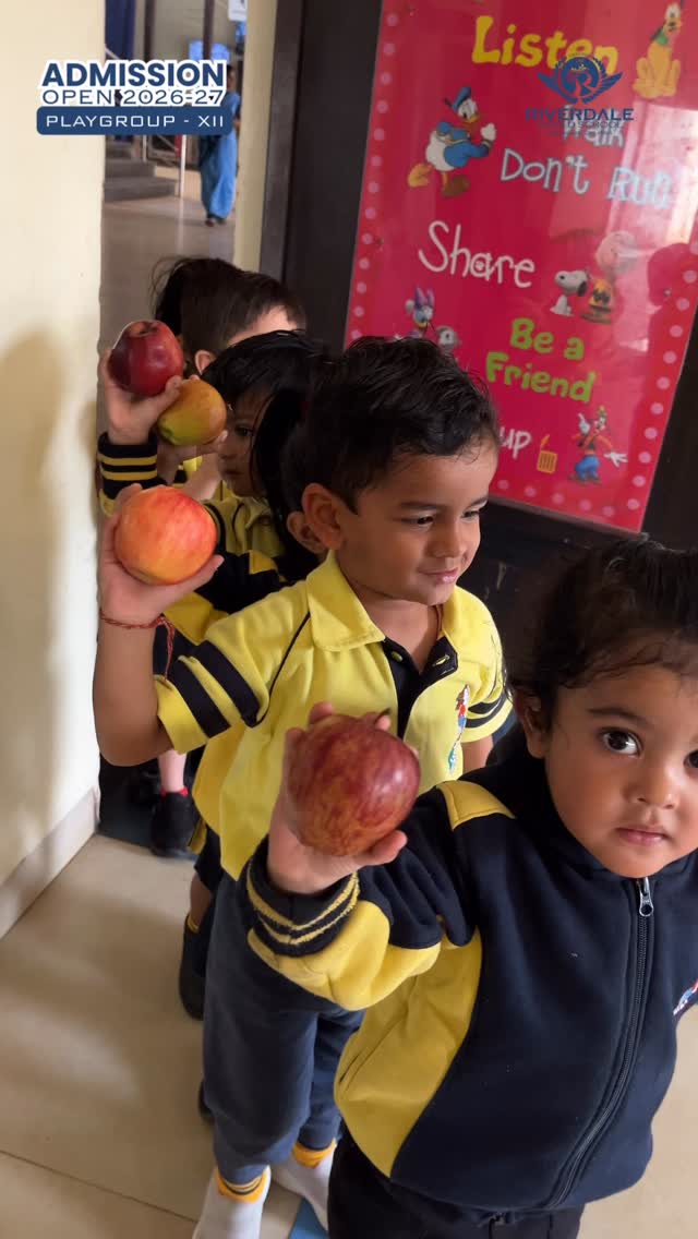 An apple a day keeps the doctor away.” 🍎
At RWS Kindergarten, our teacher guided young learners on how to eat an apple properly and understand its health benefits—building healthy habits from an early age.
#RWSKindergarten #HealthyHabits #AnAppleADay #EarlyLearning
#KindergartenLife #HealthyEating
#LittleLearners #LearningThroughPlay
#HappyClassrooms #GrowingHealthyKids #Riverdale #Mahasamund #Chhattisgarh #BestSchoolInMahasamund