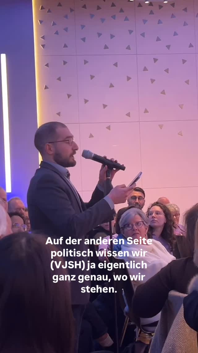 Bei der Podiumsdiskussion der @juedischegemeindeffm - mit kritischer und prägnanter Moderation von @polasarah - zu den Frankfurter Kommunalwahlen mit Kandidat:innen von @voltfrankfurt , @cdu.frankfurt , @spdfrankfurt , @grueneffm und @fdpffm erinnerte Daniel aus dem VJSH-Vorstand in der Fragerunde an Versäumnisse der Stadtpolitik – vom Adorno-Preis an Judith Butler bis hin zum Vorhaben der Stadt Frankfurt, den Trägerverein des Club Voltaire unkritisch weiterzufördern – und stellte eine ganz klare Frage:
„Wie planen die Parteien konkret, die Stimmen jungjüdischer Studierender einzubeziehen?“
Wir sind gespannt, wie die Parteien sich in den kommenden Tagen und Wochen zu diesem Thema äußern – und welche konkreten Maßnahmen sie umsetzen!
🎥 credits video @danik.rkm