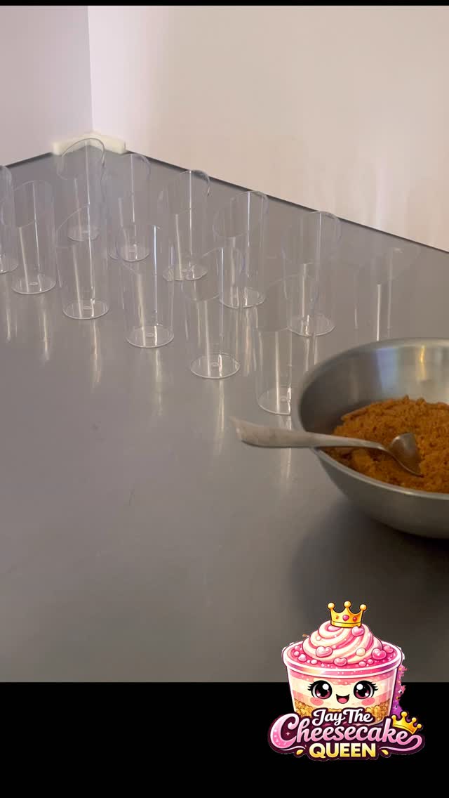 Last-minute orders are usually a no for me 😮💨⏳
But I made an exception—and got this one done in under an hour, she needed it that same day 😭💪🏾🍰✨
I rarely have the time to squeeze in last-minute requests, but I decided to make it happen for someone special 💗
If you ever need me, the earlier you book the better… but sometimes miracles do happen 😅🙌🏾