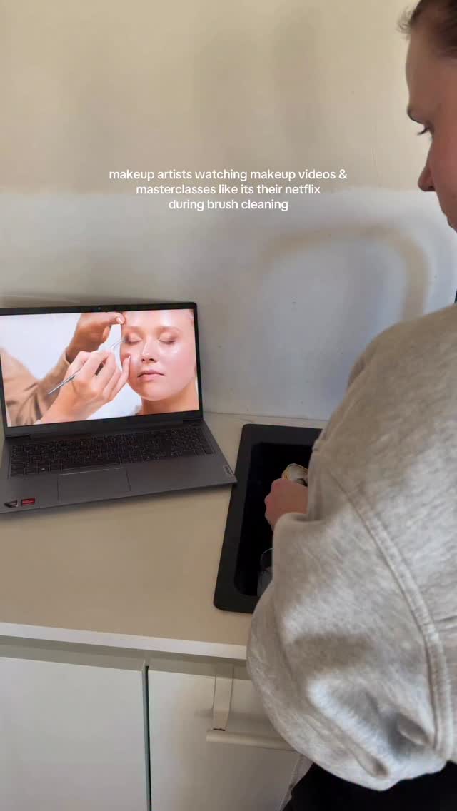 makeup brush cleaning made interesting 🧼
I used to dread cleaning my makeup brushes so much(and of course sometimes still do 😂) because it just takes so long..
but now I watch a makeup video or masterclass, listen to a podcast and it makes time pass much faster when cleaning all of my brushes and I love learning from other mua’s and finetuning my skills 🤍
#makeupartist #makeupartistlife #brushcleaning #belgianmakeupartist #internationalmakeupartist