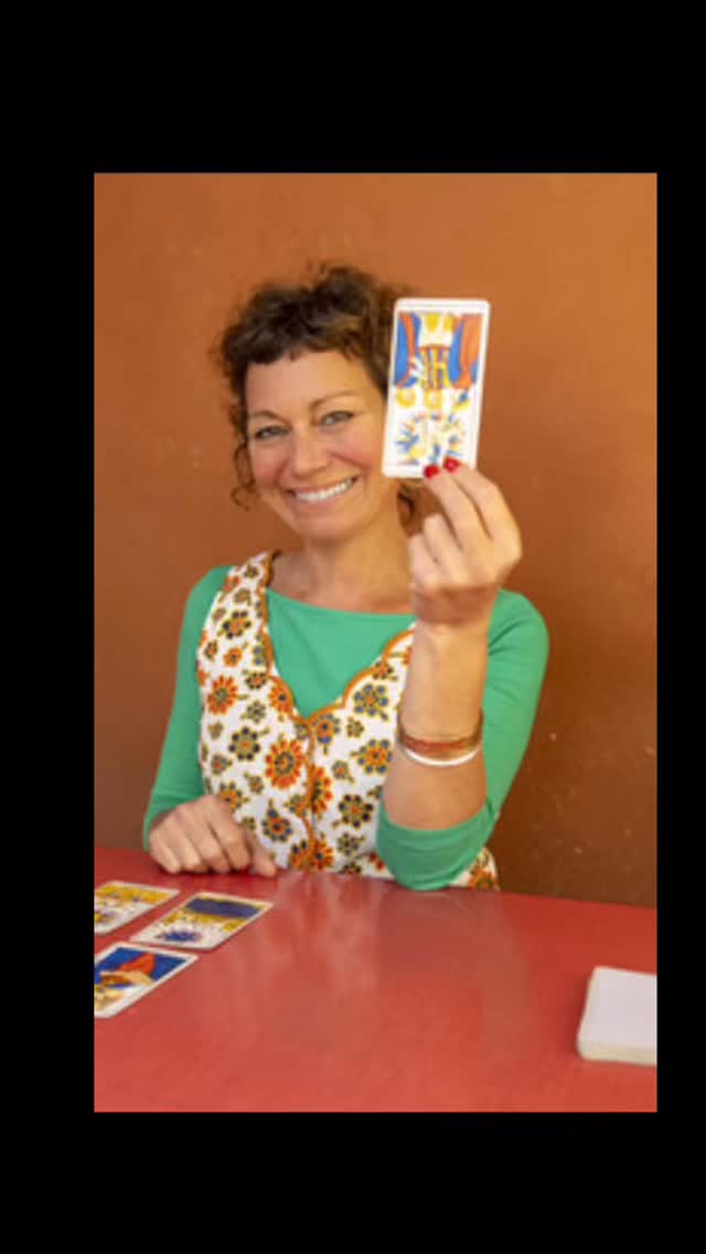 Frede Poc, artiste et psycho-cartomancienne déploie son univers au salon Talons Aiguilles du 11 février au 13 mars.
Venez découvrir le Coffret du Grand Oracle des 7 Familles qu elle a créé en édition limitée.
42 cartes illustrées et son livret des messages pour mieux se rencontrer. L Oracle est un puissant outil de connaissance de soi. Une expérience insolite et structurante à vivre en collectif ou rien que pour soi!
Venez profiter de sa présence au studio le 11 février, de 11h à 18h, pour la rencontrer et recevoir sa lecture des cartes en un message flash unique pour vous. 3 cartes/15 minutes/10€
Vente du coffret sur place, mais aussi des linogravures en pièces uniques de son coeur sacré, des bougies artisanales du Grand Oracle en cire de soja (co création avec @puntocandela) et même des pochettes surprises ⚡️🔥⚡️
Une exposition d une douzaine de ses tableaux prendront place sur les murs du studio.
Bienvenue.
On vous attend avec joie ✨❤️✨
#tarot #oracle #medium #divination #tiragedecarte