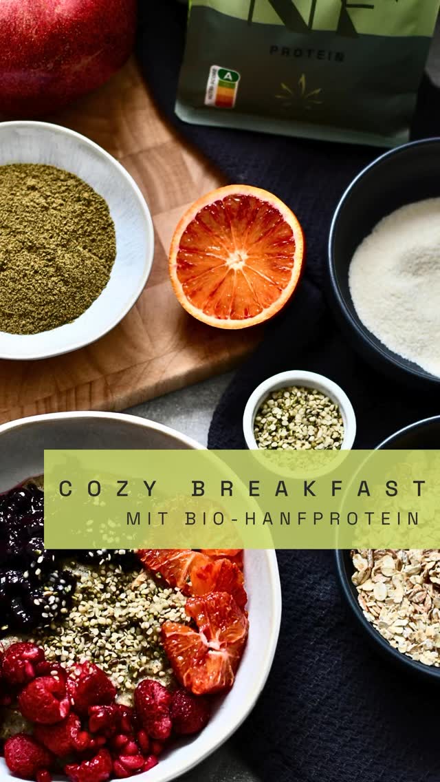 Wärmend, cremig & voller Power:
Dieser Frühstücksbrei ist genau das Richtige für einen sanften, nährenden Start in den Tag. 🫶🏻
Haferflocken und Grieß sorgen für eine wunderbar cremige Konsistenz und liefern langanhaltende Energie.
Durch unser leckeres Bio-Hanfprotein wird der Brei zu einer echten Sattmacher-Mahlzeit, die deinen Körper mit pflanzlichem Eiweiß versorgt und dich gut durch den Morgen trägt. ✨
Getoppt mit fruchtigem Heidelbeerkompott und frischen Früchten kommt nicht nur Farbe in die Schüssel, sondern auch eine Extraportion Antioxidantien und Vitamine.
Warm, ausgewogen und voller natürlicher Zutaten – ein Frühstück, das von innen heraus gut tut. 💚 ✨
#frühstücksbrei #hanfprotein #gesundfrühstücken #kraftdernatur #bewussteernährung warmundwohlig superfoodfrühstück selfcarefrominsideout