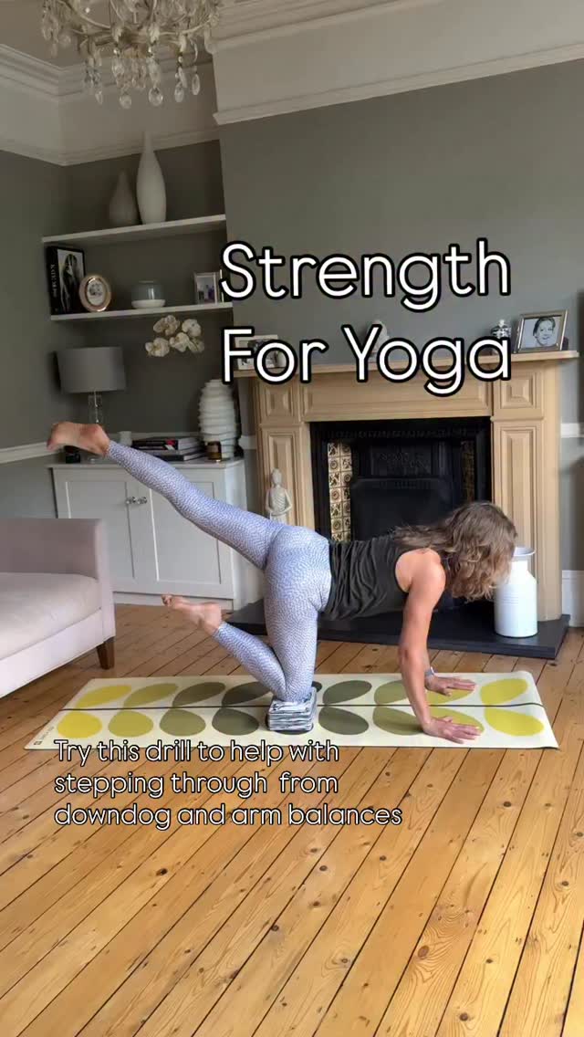 “Do we settle for the world as it is, or do we work for the world as it should be?”
Michelle Obama
Words to mull on as we move into the last day of the week.
And a mini strength flow using a yoga block to help with
. step throughs from Downward Facing Dog to High Lunge and Virabhadrasana
. Arm Balances
Enjoy!
Gorgeous mat and block @yogi.bare ( details in bio)
#movementpractice #londonyogateacher #yogadrills #coreworkouts #strengthforyoga