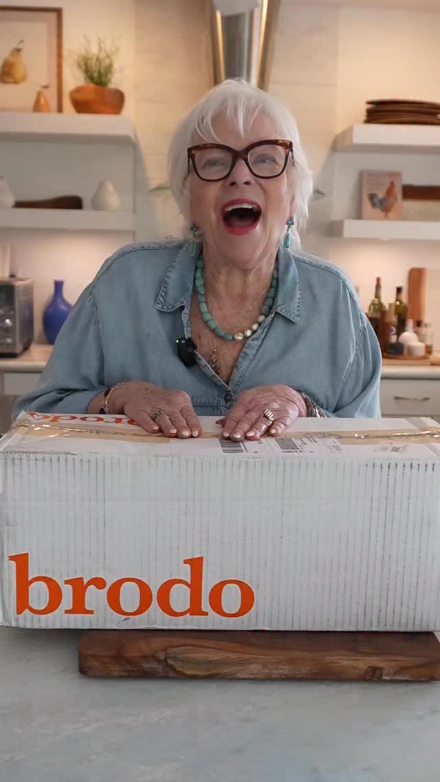 I got my @brodo box in, so I wanted to do something fun for you guys 😏 come along with me for part 1 of making a delicious side dish out of some random ingredients from my refrigerator!
And I know, you’re probably thinking that adding the chocolate is crazy, but hey Valentine’s Day is coming up so I thought why not?! You can make anything taste good if you cook with confidence 😘
#cooking #carrots #recipe #chocolate #chef