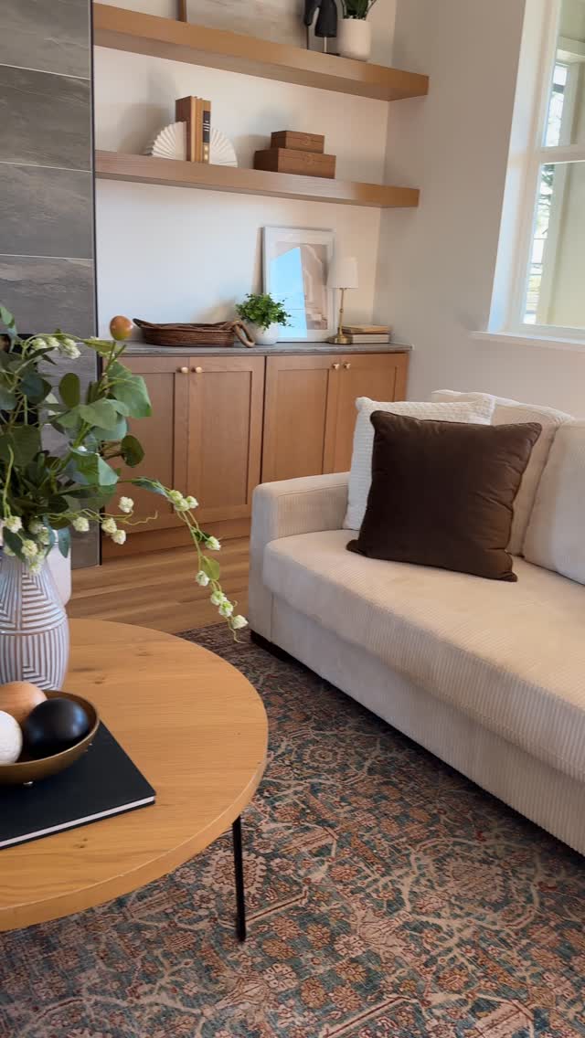 Staging isn’t just about furniture…
It’s about setting the mood 🕯️✨
It’s about making buyers walk in and say,
“Yep. This is the one.”
Every pillow, rug, lamp, and layer tells a story 💭
And guess what? You can shop it all 💁🏼♀️
🛍️ Linked in my bio on LTK
So you can bring this vibe home too.
#StagingMatters #SetTheMood #HomeGoals #StyledToSell