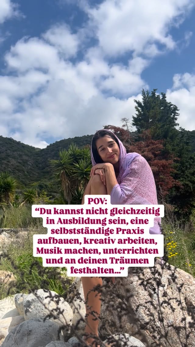 Wenn ich auf die Stimmen gehört hätte,
die meinten „Das klappt doch eh alles nicht!“
oder “bist du dir wirklich sicher?”,
würde ich kaum etwas von dem was ich heute mache, leben.
(& ja, Mama, ich weiß du meinst es gut 🫠)
Es sind die Gedanken und Ängste in dir, aber auch das Sicherheitsbedürfnis anderer, nach dem wir oft unbewusst das eigene Leben organisieren.
Auch wenn der eigene Plan widersprüchlich oder unfertig erscheinen mag, kannst du dich bewusst entscheiden:
Dein Leben nach deinen Vorstellungen und Werten zu gestalten.
Und genau diese scheinbaren Widersprüche zu leben.
Du darfst dir ein Leben aufbauen,
das deinem inneren Bild entspricht
und das stimmig ist für dich.
Denn das ist das, was zählt.
•••
Videos wie diese dienen der Unterhaltung und ersetzen keine Begleitung. Sie dienen nicht als professioneller Rat und gehen ebenso nicht auf die Feinheiten psychischer & emotionaler Gesundheit ein (weil sie dafür viel zu individuell ist!).
www.auroraprema.de