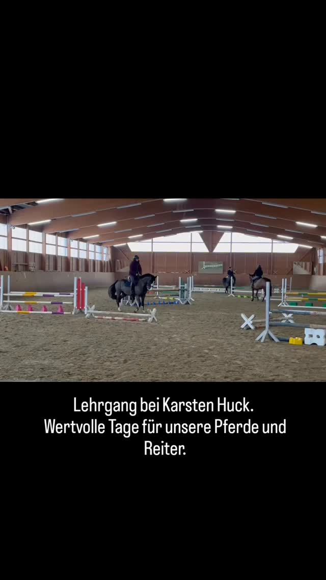 Wertvolle Tage im Rahmen eines Springlehrgangs bei Karsten Huck.
Klare Linien, präzise Arbeit und Zeit für Entwicklung.
#springpferde #pferdeausbildung #springreiten
