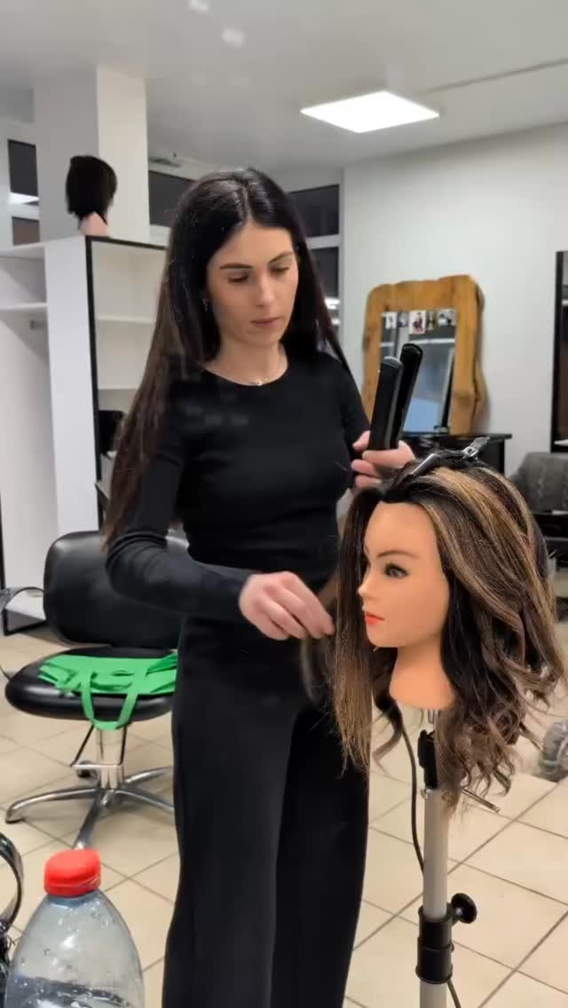 Derrière chaque coiffure réussie, il y a de l’apprentissage, de la passion et beaucoup de dévouement 💛
Bienvenue dans notre académie, là où nos futures coiffeuses se forment avec amour et précision.
#luxembourg #formation #salondecoiffure #balayage #hairdresser