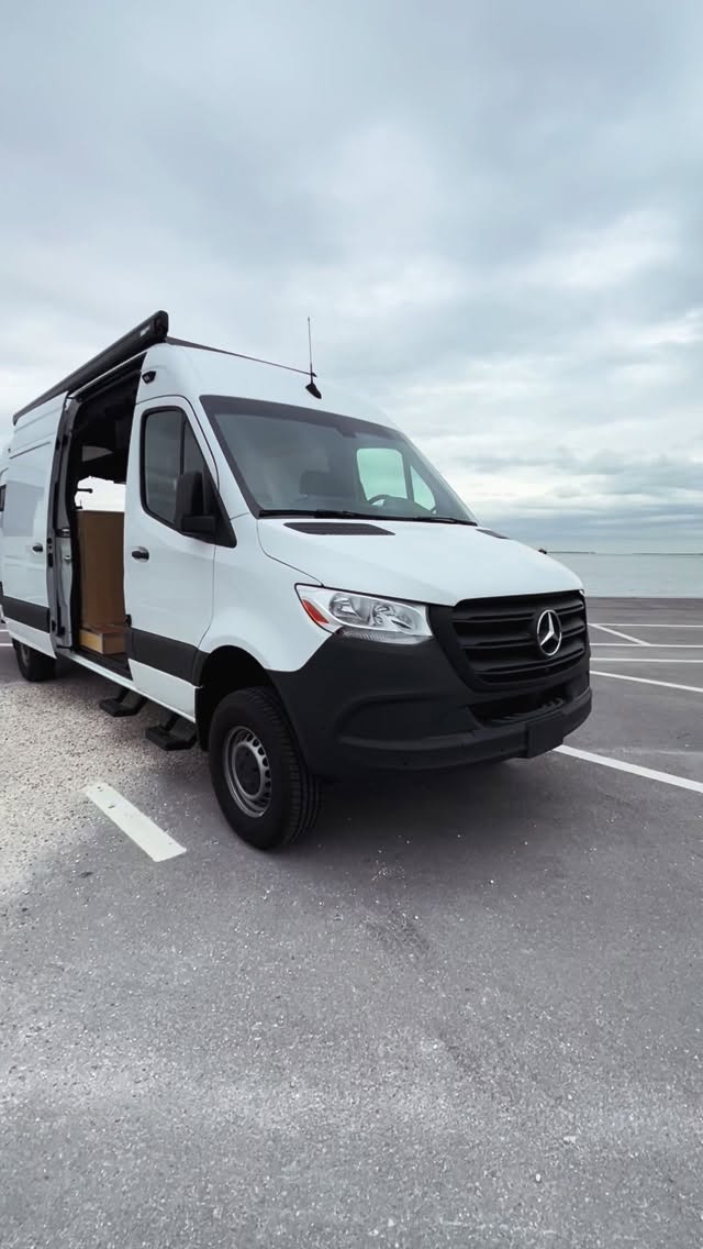 🌲Which camper van are you choosing?🌲
🔸🔹🔸🔹
Either way, your next adventure can start on wheels 🚐🏕️