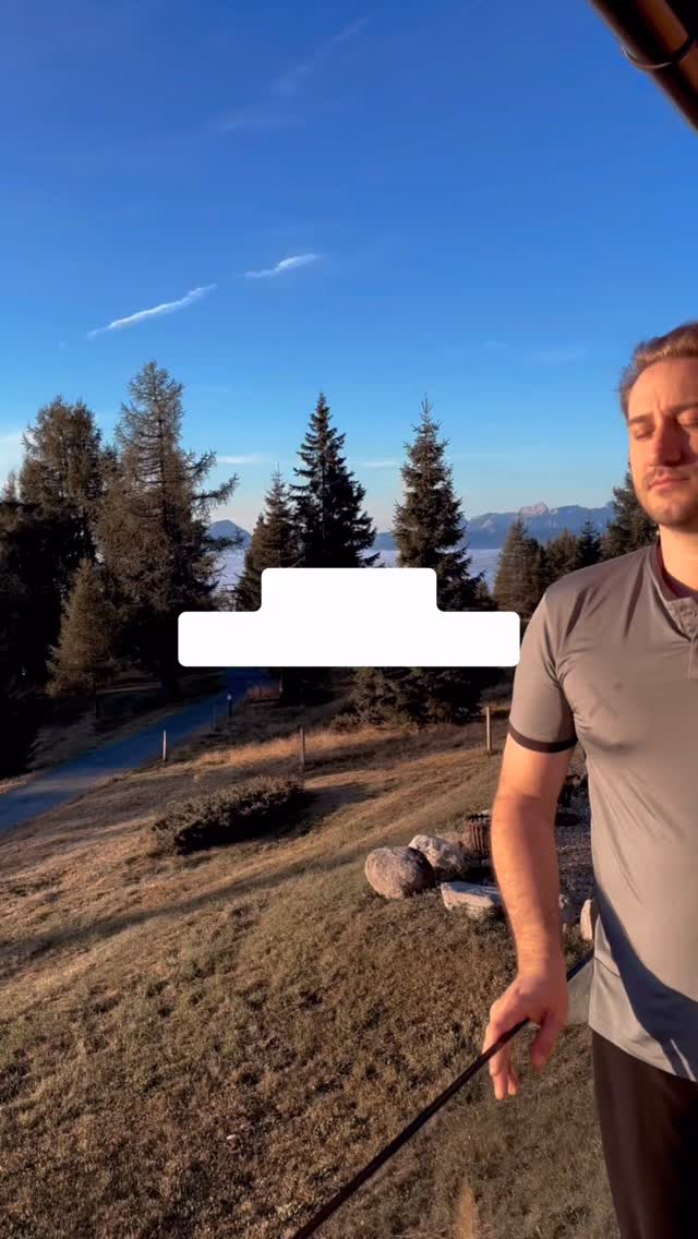 An der Sonne sein heißt leider nicht automatisch Vitamin D bilden ☀️🚫
In unseren Breitengraden (und mit dem Indoor-Lifestyle: Büro, Auto, Wohnung) ist es gar nicht so leicht, einen guten Vitamin-D-Status zu halten- vor allem in den sonnenärmeren Monaten.
Warum Vitamin D3 so wichtig ist:
✅ unterstützt Immunsystem & Abwehr
✅ wichtig für Knochen, Muskeln & Kraft
✅ spielt bei Stimmung, Energie & Regeneration mit
✅ hat Einfluss auf Entzündungsprozesse und viele „Wehwehchen“
Wenn Vitamin D passt, berichten viele von: mehr Energie, besserer Stimmung, weniger Infektanfälligkeit, besseren Muskeln/Erholung und allgemein „mehr Drive“.
👉 Mein Tipp: nicht raten- MESSEN.
Lass’ deinen Vitamin-D-Wert checken und optimiere ihn gezielt.
Wenn du willst, schreib‘ „D3“ in die Kommentare- dann sag‘ ich dir, welcher Wert sinnvoll ist und worauf du bei der Supplementierung achten solltest.
#gesundheit #vitamind3 #sonne #immunsystem #longevity