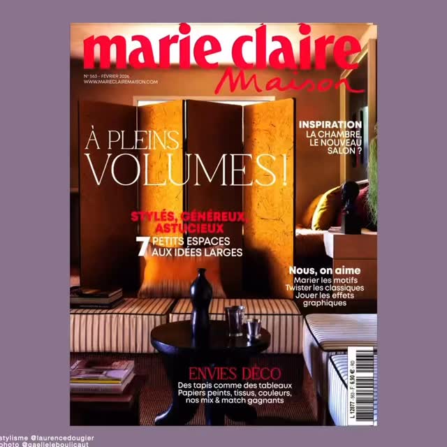 Dans le numéro 563 du magazine Marie-claire Maison, un appartement qui casse les codes.
« Lâche-toi et ose! », - un brief idéal qui a laissé une totale liberté à l’agence d’architecture Mother & Daughter jouant sur des teintes vives, la lumière, des jeux de formes et des effets de volumes pour réchauffer tout en élégance un appartement de 50 m2 du quartier parisien Notre-Dame-des-Champs à Paris. La palette de couleurs réconfortante et le mélange de matériaux originaux lui donnent une personnalité unique et cosy.
Coussins et vases @hkliving
MERCI@
stylisme @christinehebras
ITV @valeriecharier
Architecte @interiormotherdaughter
Photo @alexandrameurant
@marieclairemaison
@annedesnosbre
@adelinesuard
#coussin
#decoration
#design
#home
#homedecor