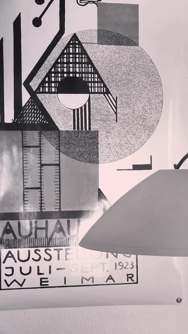 Gå på opdagelse i Wegners verden
På 2. sal i Møbelhuset 2 gemmer der sig et særligt rum – et rum for fordybelse, håndværk og tidløs skønhed. Her finder du vores udstilling med gamle møbelklassikere af Hans J. Wegner, hvor hver stol, hvert bord og hver detalje fortæller sin egen historie.
Møbler skabt med respekt for materialet, med en sjælden forståelse for proportioner og med en nærmest poetisk balance mellem form og funktion. Nogle bærer spor af et langt liv i brug – små aftryk af tid, hænder og hjem – og netop derfor har de en særlig sjæl.
Gå på opdagelse blandt de mange smukke Wegner-modeller, mærk roen i rummet og lad dig inspirere af et design, der ikke følger tidens trends – men tiden selv.
Vi glæder os til at byde dig velkommen ovenpå.
Møbelhuset 2 – midt på gågaden i Tønder
#hansjwegner #wegner #møbelklassikere #danskhåndværk #danskdesign