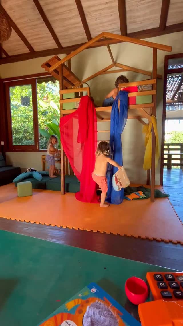 Um espaço pensado com carinho onde as crianças brincam livres e seguras, enquanto os adultos podem trabalhar, tomar café com calma ou simplesmente desacelerar...
Aqui tem brincar de verdade, ambiente espaçoso, cantinhos lindos e aquela sensação boa de estar em casa.
Porque cuidar da infância também é cuidar de quem cuida. 🤍
Estamos com valor mensal especial para o mês de Fevereiro.
Vem viver essa experiência com a gente!
#brinquedoteca #playcafe #serragrande #espacoinfantil #bahia