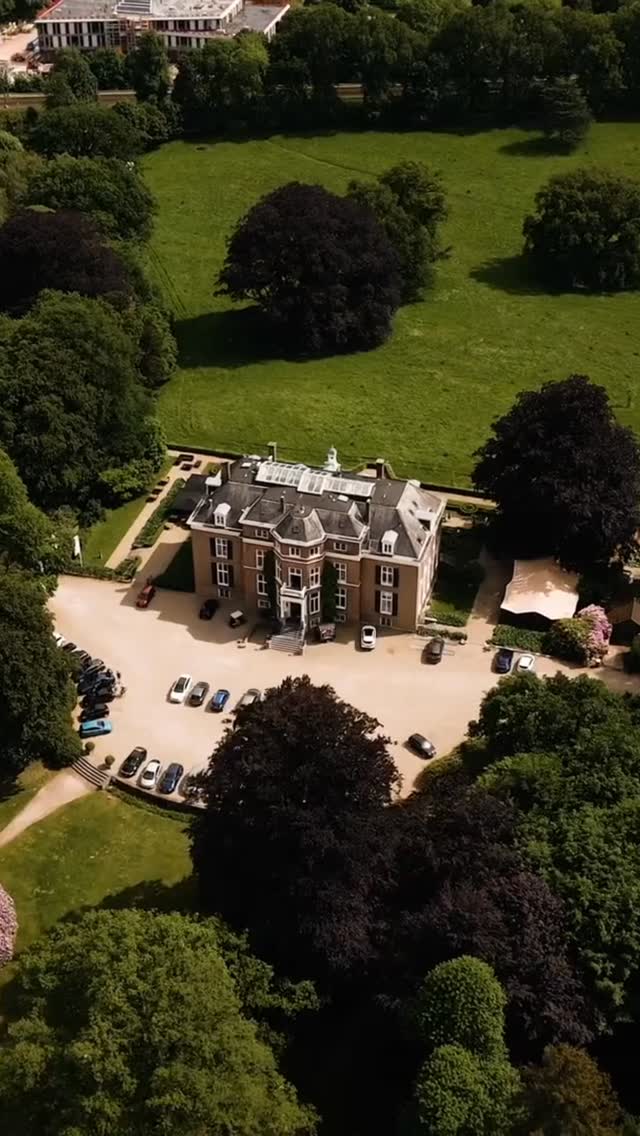 Een trouwdag vliegt voorbij, maar een trouwfilm blijft.
Hoe bijzonder is het dat jullie kleinkinderen later kunnen zien hoe jullie eruitzagen op jullie trouwdag? Of dat je ouders, hun oma’s en opa’s, nog even de dansvloer opgingen?
Een trouwfilm legt al die momenten vast en laat de emoties van de dag herbeleven. Een herinnering om voor altijd te koesteren, nu en later 🤍
trouwvideograaf | trouwfilm | trouwen 2026 | trouwvideo | trouwclip | storytelling | Blok Weddings