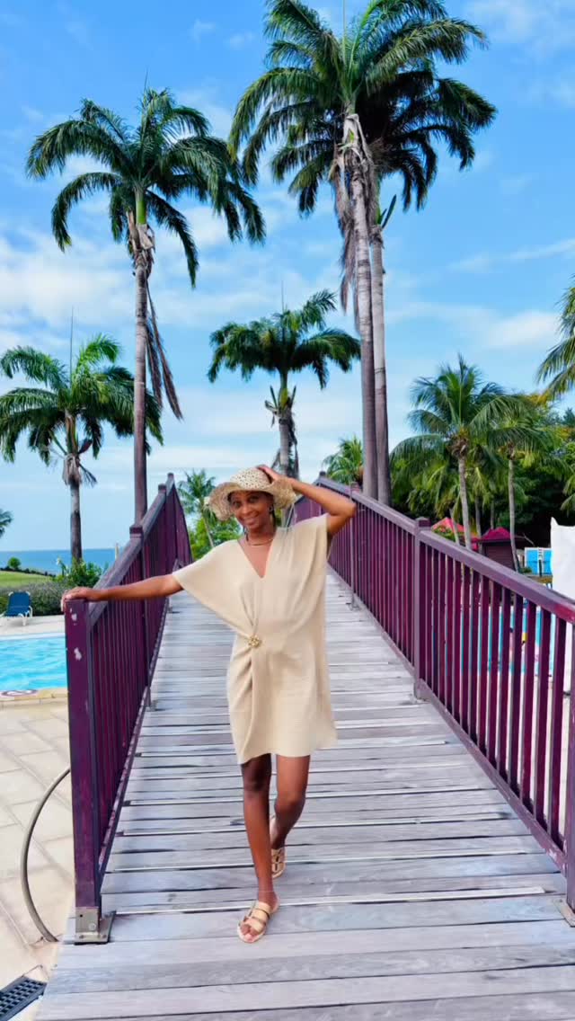 Merci à notre charmante et jolie Vanessa qui a bien voulu se prêter au shooting Mer’ fille, dans la robe plumetis beige en double gaze de coton
#faitmain #artisanat #bijou
@laparisiennedesiles propose des bijoux fait mains aux couleurs de l’ été ☀️🏝️🌺