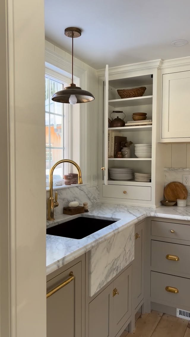Some favorite character details that went into this cottage kitchen (besides the ugly air vent for which we have a solution for 🤍):
• vertical panel backsplash (6”)
• copper sink paired with an unlacquered brass faucet
• display cabinet for dishes & cookbooks
• natural marble countertops with an ogee edge profile
• brass bin pulls paired with ball knobs
Also loving our frosty barn through the kitchen window 🤎
What are your favorite kitchen details here?
English kitchen, cottage kitchen, small kitchen inspiration, kitchen renovation, English farmhouse kitchen