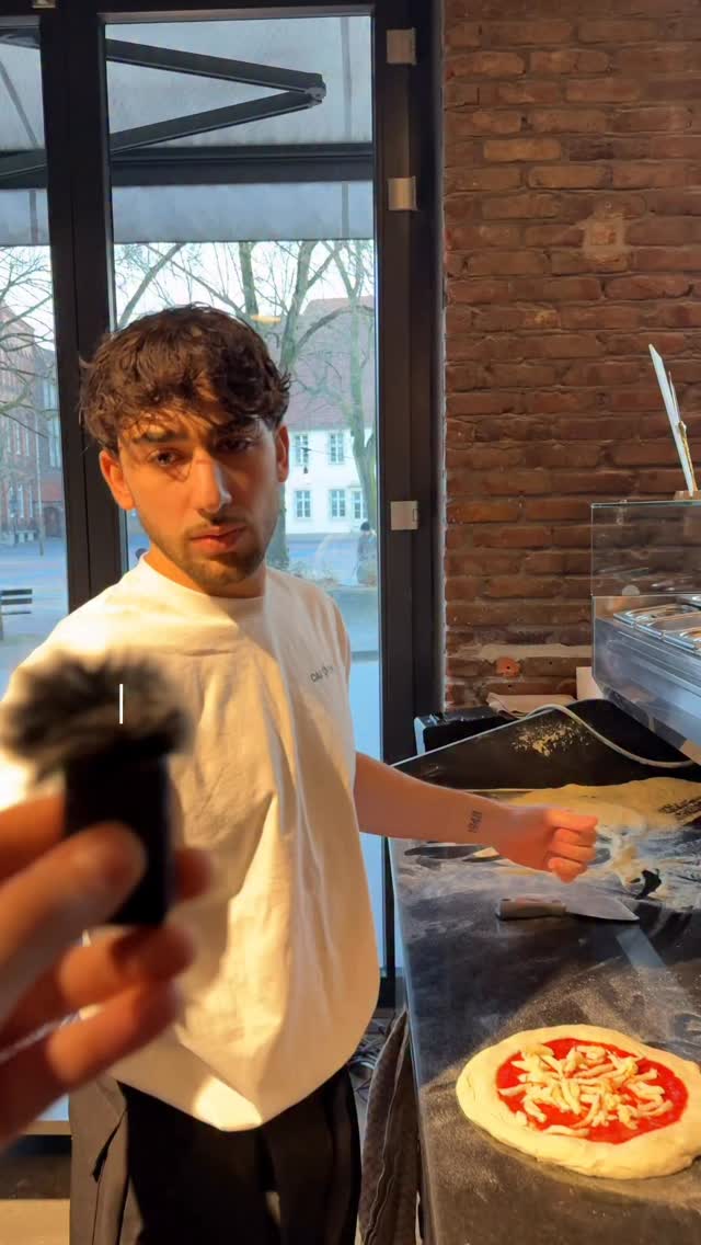Choose your Pizzabäcker 🍕😍 Pietro, Mario und Gaetano backen für euch alle 90 Sekunden eine neue Pizza 👌 #capvin #capvinbielefeld #pizza