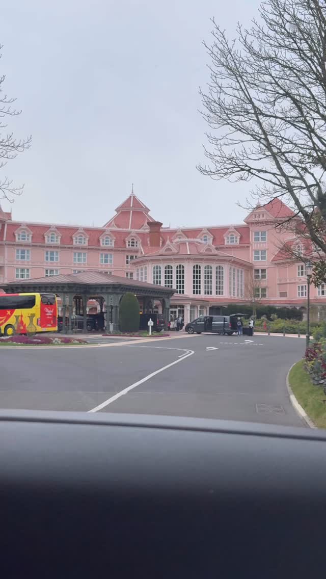 I received a request from a Manchester nurse regarding the trip of a lifetime to Disney for one of their patients. No hesitation I accepted 💗
J’ai reçu une demande d’une infirmière en Angleterre pour la venue d’une jeune patiente à Disney pour son anniversaire. Ce fut avec plaisir …. 💗
@northerncarealliance_nhs #angiescupcakes77 #tripofalifetime #manchester #birthdayatdisney @disneylandparis @lagnycommerces