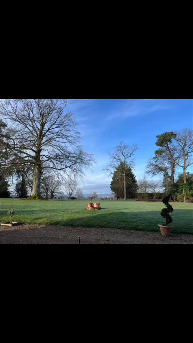 En visite chez mes parents à la campagne dans la région de l'Ain…
Dans ce jardin ou mes ancêtres ont planté tous ces arbres majestueux, dont certains ont plus de 250 ans…
Quelle chance, mes parents ont de vivre dans cette écosystème, calme, beau, et très ressourçant
mon père m'a dit un matin d'été, je suis dans l'émerveillement et la gratitude à chaque instant de toute cette beauté……
Quand je passe le week-end, ici, je retourne la terre au potager avec ma maman qui prend bien soin de son potager et du jardin…
Je me promène à pied avec mon papa qui a eu un AVC, mais qui est très volontaire et qui continue à marcher avec une seule jambe…
mes nuits sont ressourçantes et très apaisantes.
En général je fais de nombreux rêves… dont je le rappelle
La maison est chargé de l'énergie , l'empreinte et les esprits de toutes ces femmes et ses hommes avant moi…
Cet après-midi je ferai un soin à ma maman après le déjeuner… Et ce matin j'ai commencé ma journée par masser les jambes de mon père âgé de + de 90 ans…
Prenez soin de vos anciens, de nos ancêtres, .. des générations passées .
Quelque soit la relation que vous avez eu avec vos parents en fin de vie, il est temps de les accompagner et de leur rapporter notre soutien et notre amour, notre gratitude pour tous ceux qu'ils ont fait pour nous…
Nous partons tous en nous dans nos cellules, le trans générationel … Et même si parfois celui-là est lourd…
Il y a une âme dans la famille qui fait un@gros travail pour transmutter, alchimiser , libérer pour ne pas continuer à transmettre les points négatifs, aux générations futures et plutôt transmettre les savoirs, les connaissances et les dons ...
J'ai aussi préparé de nombreux plats pour bien mijotés cuit avec amour pour leur semaine…
#arbresacré #ancêtres #anciens #parents #liberationemotionnelle #transmutter #liberation #amour #bienveillance⭐️🌟🌟🌟☺️ #jardin #potager #mereterre #terremère #gratitude