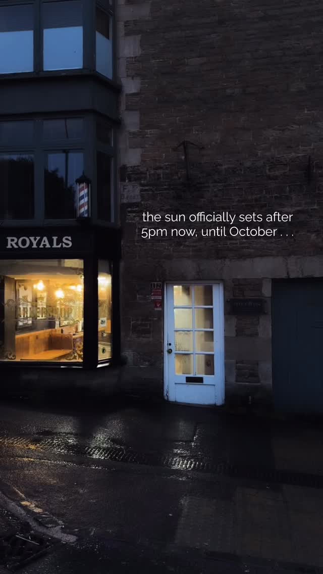 The sun officially sets after 5pm now, until October . . . which means it’ll be light when you leave the Barbershop for those late afternoon / evening haircuts.
What a difference that’s gonna make 👌🏼 Now if the weather could just play along . . .
#barbershoproyals #royalsbarbershop #sunset