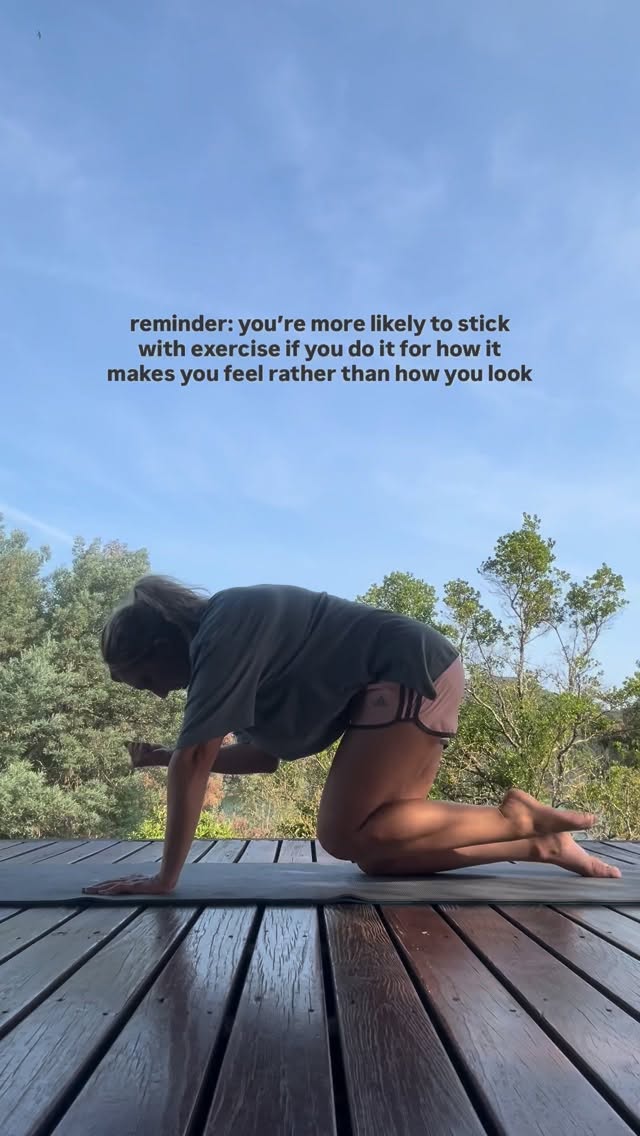 If you’re struggling to stick with your workouts, keep consistent or find it a chore… are you doing it for the right reasons?
Change your mindset over exercise - rather than seeing it as a punishment, focus on how it makes you feel (maybe not during the session!) but the endorphins that you feel for the rest of the day afterwards, the sense of getting fitter and stronger or being able to something you previously couldn’t.
A study I just read (from @coconutsandkettlebells) said that women who stick with exercise long-term do so because ‘they were driven by how exercise made them feel’ - read that again.
Is it time to reframe the way you think and show up for your workouts? Here on my page, the main focus is ALWAYS how exercise makes you feel above anything else 💪✨
#endorphins #exerciseforwomen #postworkoutendorphins #exerciseishard #movementismedicine