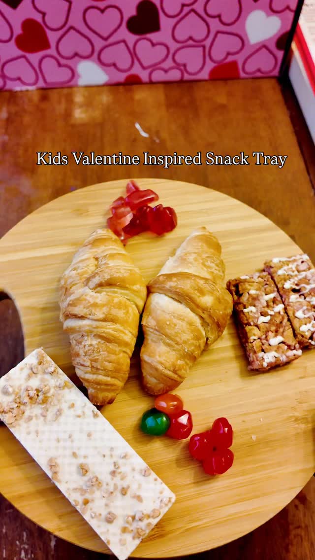 Sharing the love with this quick Kids Valentine Snack Tray thanks to my friends @generalmills for sending all the fun goodies.
From the @nature_valley to @annieshomegrown this was perfect and easy to share.
Kids Valentine Treat | General Mills | Valentines Day
#generalmillsambassador #valentinestray #valentinestreat #momlife #orlandomom